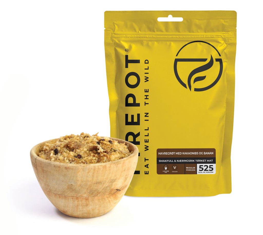 Firepot Økologisk havregrøt med kakaonibs og banan, standardporsjon, i gul pose med ferdig mat i en treskål.